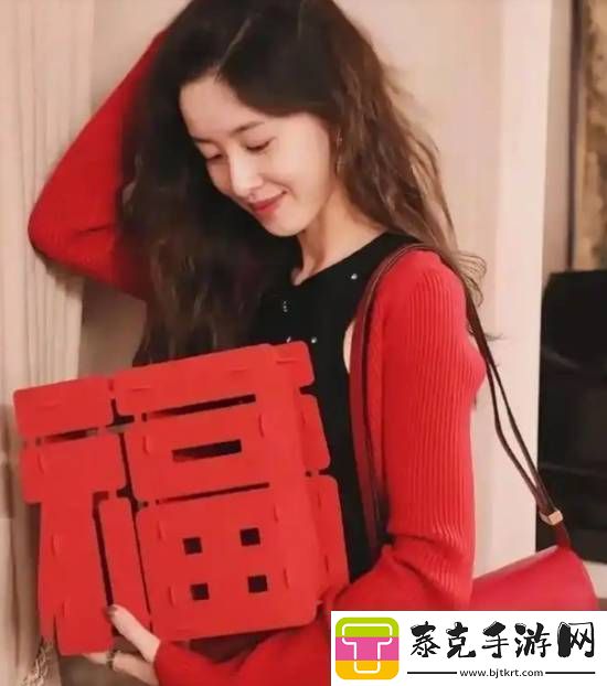 31岁章泽天晒红色套装新年美照幸福笑容似少女